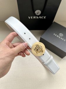 特 P210 宽度4.0Cm Versaec 范思哲 此款时尚腰带由柔软的小牛皮革制成，饰有立体美杜莎！扣头五金采用真空电镀 。