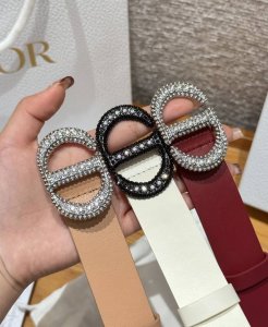 迪家 新款女士腰带 这款腰带采用正反面光滑牛皮革制作，以时尚精致的风格全新演绎，饰以经典的金色饰面金色Cd腰带扣，密镶以金色调仿水晶，款式突显腰部曲线，彰显优雅