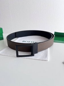 特 Bv 新款男士平面腰带 意大利荔枝纹小牛皮搭配枪色可旋转针扣 双面用 正面有标识 宽度35Mm 颜色: 灰咖黑色
