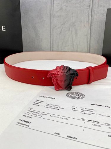 p230宽度4.0Cm Versace （范思哲）此款柔软的皮带饰彩色3D美杜莎腰带扣，可搭配正装或休闲牛仔装。