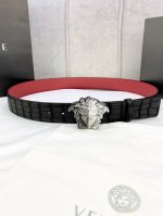 宽度4.0Cm Versace 范思哲 采用精挑细选进口牛皮，此款鹿皮腰带配有醒目的美杜莎头像搭扣，可为任何造型增添几分立体雅致效果。