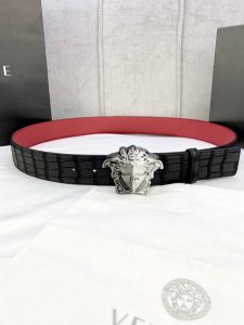 宽度4.0Cm Versace 范思哲 采用精挑细选进口牛皮，此款鹿皮腰带配有醒目的美杜莎头像搭扣，可为任何造型增添几分立体雅致效果。