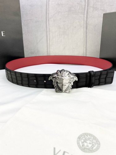 宽度4.0Cm Versace 范思哲 采用精挑细选进口牛皮，此款鹿皮腰带配有醒目的美杜莎头像搭扣，可为任何造型增添几分立体雅致效果。