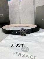 特 P180 宽度：3.0Cm 范思哲 此腰带饰有标志性的Versace美杜莎头像扣，彰显品牌格调。是一款精美的衣橱必备单品。秀场同款！