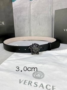 特 P180 宽度：3.0Cm 范思哲 此腰带饰有标志性的Versace美杜莎头像扣，彰显品牌格调。是一款精美的衣橱必备单品。秀场同款！
