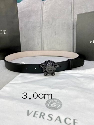 特 P180 宽度：3.0Cm 范思哲 此腰带饰有标志性的Versace美杜莎头像扣，彰显品牌格调。是一款精美的衣橱必备单品。秀场同款！