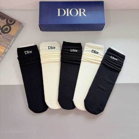 配包装 一盒5双 Dior 迪奥高版本刺绣小腿直板袜子 纯棉面料，潮人必备 经典长筒袜，个性时尚百搭款，你值得拥有哦超柔软材质，舒适透气，时尚百搭款 - 点击图像关闭
