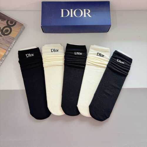 配包装 一盒5双 Dior 迪奥高版本刺绣小腿直板袜子 纯棉面料，潮人必备 经典长筒袜，个性时尚百搭款，你值得拥有哦超柔软材质，舒适透气，时尚百搭款