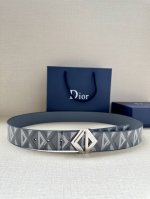 特 宽度4.0Cm 这款腰带扣采用全新的 Cd Diamond 标志造型，以不锈钢金属覆层精心打造。可与各式 40 毫米腰带搭配，打造个性造型。