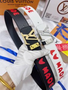 皮带：Lv..路易..顶级原单复刻- 腰带：百分百进口原厂头层牛皮，保证真皮。雕花工艺24K纯钢扣涂鸦彩绘图案艺术双面可用专柜同等质量， 送人自用首选 包装：