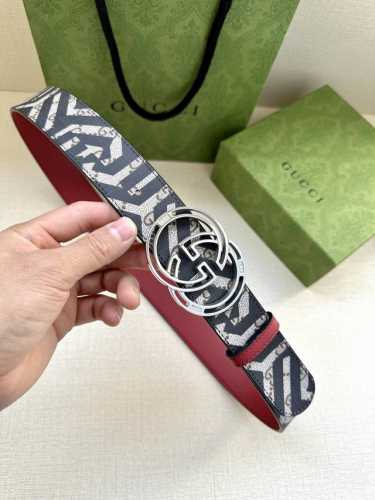 宽度4.0Cm Gucci 最新款双面腰带，一侧为Gg Supreme帆布，反面一侧为枣红色头层小牛皮。配以互扣式镶钻双G扣头采用真空电镀
