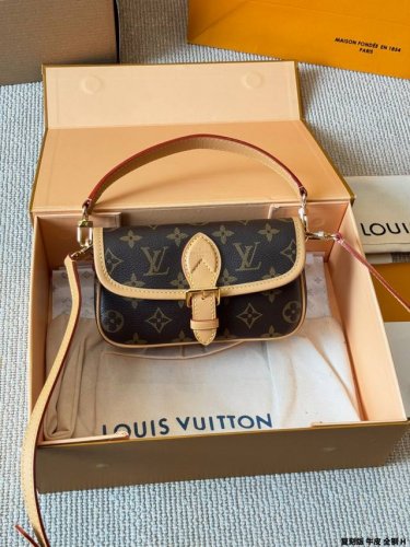 复刻版 牛皮 全钢 Lv Nano Diane牛皮腋下法棍包 全钢五金全套礼盒包装 尺寸 18 12Cm