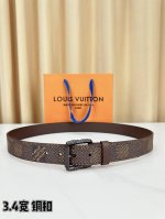 深棕棋盘格纹，3.4Cm黄金宽度，铸就男士腰间经典。纯铜扣头镌刻精致纹路，低调中彰显不凡品味。精选头层牛皮，挺括有型，搭配高端购物袋，尽显奢华格调。每一处细节，