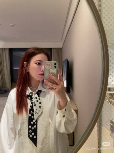 香奈儿Twilly小丝巾来了，Chanel 卡通字母 名副其实的小可爱， 人手三条闭眼收，我都不拦着 N久都没有见过这么好看的Twilly 真的是真香本香了，凹