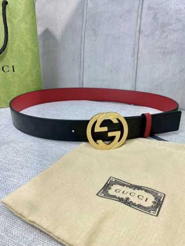 宽度4.0Cm Gucci 双面腰带，一侧为gg Supreme帆布，反面一侧为枣红色头层小牛皮。配以互扣式双g压砂钢扣采用真空电镀 厚度6.0Mm
