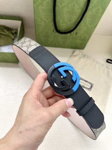宽度4.0Cm Gucci 这款腰带在品牌系列中惊艳亮相，采用以经典颜色/乌木色组合呈现的品牌双g字母交织图案，与选用头层牛皮材质相得益彰。双色五金效果，突显时