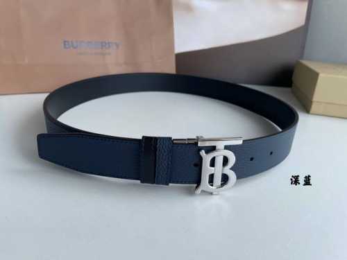 Burberry博柏利双用专属标识Bt图案皮革腰带，自从换了设计师之后画风大变，更受年轻人的喜爱，男士的配饰相对来说偏少，所以一条精致时尚的腰带尤为重要，不但实