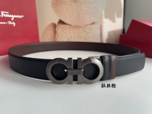 特 男士必入的质感腰带｜菲拉格慕 彰显气质的单品，对版8字金属夹扣，触觉上舒适细腻，再配上头层牛皮纹理皮质，足够简约足够精致。3.5Cm