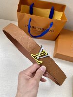 Lv原单头层牛皮压老花面，内衬头层小牛皮底，搭配原单刚扣 专柜宽度。