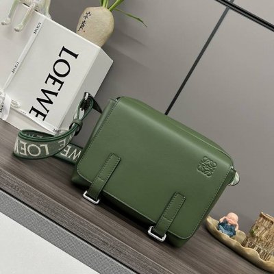 Lw 2630新款柔软光滑牛皮革和提花布军用邮差包 拉链顶部隔层以及额外的前部翻盖隔层*带翻盖这个版本采用牛皮革和提花布制成*提花肩带肩背或斜挎*可调式肩带，配