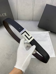 宽度3.5Cm Versace范思哲此款柔软的手掌纹皮底皮带饰有一个几何形状的希腊回纹别扣，既时尚又优雅。