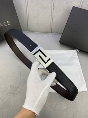 宽度3.5Cm Versace范思哲此款柔软的手掌纹皮底皮带饰有一个几何形状的希腊回纹别扣，既时尚又优雅。