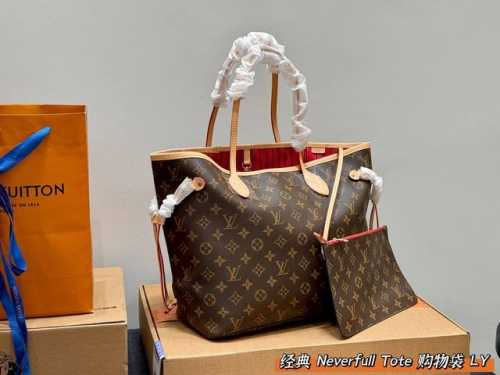 全套礼盒 Lv Neverfull 经典入门款老花购物袋！ 骨灰级产物！经典到无可复制！ 最最最经典畅销颜色！ 有质感！有味道！ 大家拿到后可以感受下！ 尺寸3