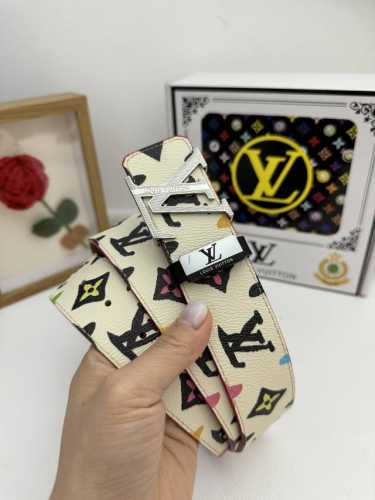 品名：Lv..路易..威登原单 材质：原单牛皮腰带 百分百头层牛皮腰带保证真皮，24K纯钢扣，专柜原单品质、做工精细，时尚大牌，送人自用首选包装： 请认准如图专