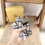 Burberry针扣转动式腰带 3.5Cm宽 带身一面采用Burberry经典格纹 一面采用荔枝纹小牛皮材质 双面可用 简单大方 精致优雅
