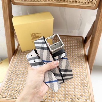 Burberry针扣转动式腰带 3.5Cm宽 带身一面采用Burberry经典格纹 一面采用荔枝纹小牛皮材质 双面可用 简单大方 精致优雅