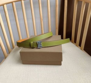 Burberry 巴宝莉专柜同步上新 意大利精制双面两用腰带 精选饰有缉明线的三色皮革制成 镀金饰牌搭扣处装饰品牌专属标识图案 宽2.0Cm 精致优雅