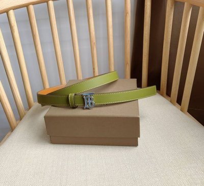 Burberry 巴宝莉专柜同步上新 意大利精制双面两用腰带 精选饰有缉明线的三色皮革制成 镀金饰牌搭扣处装饰品牌专属标识图案 宽2.0Cm 精致优雅
