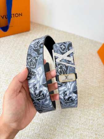 品名： Lv..路易..威登腰带皮带原单 型号：挂扣，经典纯钢材质挂扣，头层牛皮，图片实物拍摄 材料：头层牛皮，挂扣系列，纯钢材质扣头，镀钯电镀工艺永不掉色。原 - 点击图像关闭