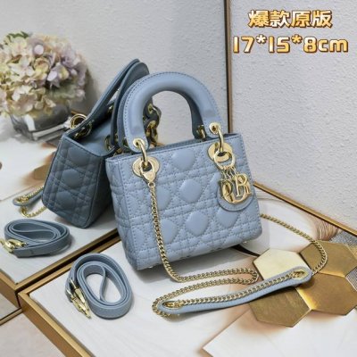 蓝色金扣3格 戴妃一直都是优雅的代名词 既高颜值又值得入手的经典系 Minisize特别适合各路小仙女♀ 上身非常有质感 给人气质温婉的感觉 并且 可以承包春夏