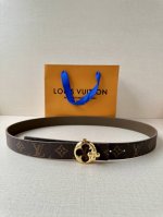 本款3.0宽幅腰带以 Monogram 帆布和皮革分饰两面，闪耀金属 Lv Initiales 搭扣的瞩目意味。悠闲格调适宜搭配牛仔着装