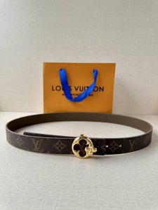 本款3.0宽幅腰带以 Monogram 帆布和皮革分饰两面，闪耀金属 Lv Initiales 搭扣的瞩目意味。悠闲格调适宜搭配牛仔着装