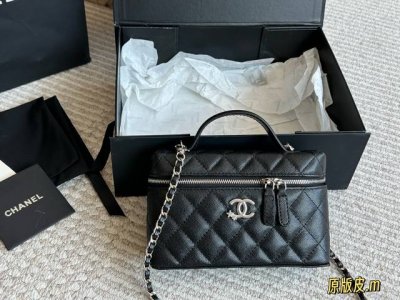 原版牛皮 一Chanel 25C爆款Ip盒子包 运气超级好~ 包型是Lp40的大小非常精致可爱这一季最难买的款产量极少19Cm 折叠盒