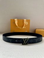 3.4宽 Lv Trunk 双面腰带以粒面皮革塑造摩登设计，可为商务或休闲造型注入典雅魅力。铭纹 S-Lock 搭扣援引品牌经典行李箱元素 皮革 金属件