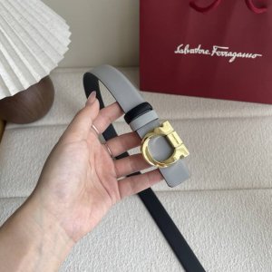Ferragamo菲拉格慕现代经典 焕新演绎 双面双色设计彰显个性型格 配以抛光金色Gancini扣饰 镶式花边富有妙趣 增添精致活力 双面可用 宽2.5Cm