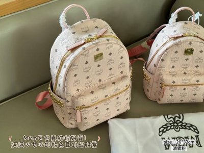 无盒 Size：17*21Cm 迷你 21*27Cm 小号 26*32Cm 中号 Mcm 清雾粉双肩分享来啦 十分完整完美， 尤其包型 超有弧度感的！真的好好看