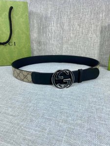 宽度4.0Cm Gucci 这款腰带在春夏系列中惊艳亮相，采用以标志性米色 乌木色组合呈现的品牌双g精品钢扣字母交织图案，与黑色皮革材质相得益彰。双g搭扣采用做