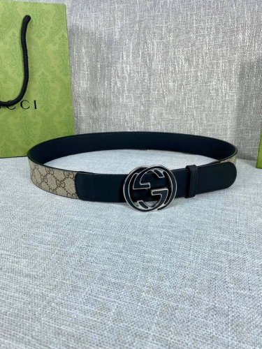 宽度4.0Cm Gucci 这款腰带在春夏系列中惊艳亮相，采用以标志性米色 乌木色组合呈现的品牌双g精品钢扣字母交织图案，与黑色皮革材质相得益彰。双g搭扣采用做