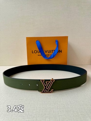 3.4宽 Lv Aerogram单面荔枝纹腰带令 三色Lv Aerogram 搭扣占据中央，一面契合搭扣色彩，另一面呈现反差视效