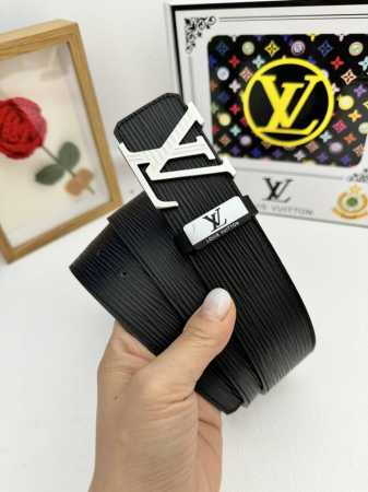 品名：Lv..路易..威登原单 材质：原单牛皮腰带 百分百头层牛皮腰带保证真皮，24K纯钢扣，专柜原单品质、做工精细，时尚大牌，送人自用首选 包装： 请认准如图 - 点击图像关闭