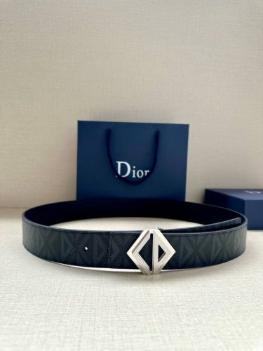 特 宽度4.0Cm 这款腰带扣采用全新的 Cd Diamond 标志造型，以不锈钢打造。可与各式 40 毫米腰带搭配，打造个性造型。
