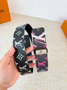 品名： Lv..路易..威登腰带皮带原单 型号：挂扣，经典纯钢材质挂扣，头层牛皮，图片实物拍摄 材料：头层牛皮，挂扣系列，纯钢材质扣头，镀钯电镀工艺永不掉色。原