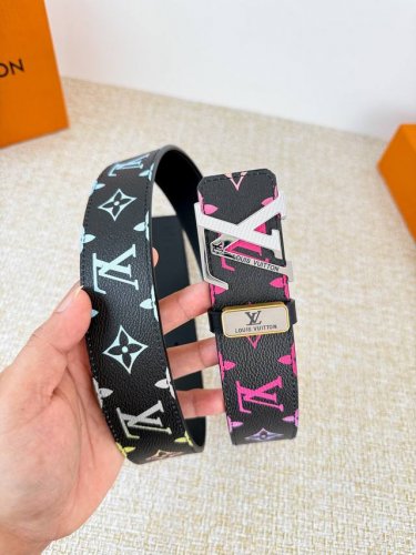 品名： Lv..路易..威登腰带皮带原单 型号：挂扣，经典纯钢材质挂扣，头层牛皮，图片实物拍摄 材料：头层牛皮，挂扣系列，纯钢材质扣头，镀钯电镀工艺永不掉色。原