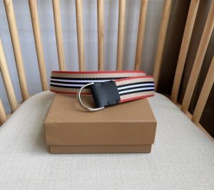 Burberry 巴宝莉 双D型环搭扣设计 灵感源自品牌标志性Trench风衣 意大利腰带 宽:4.0Cm 巴宝莉专属标识 引领时尚的顶端 流行款