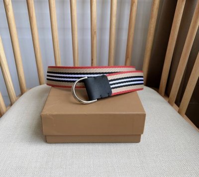 Burberry 巴宝莉 双D型环搭扣设计 灵感源自品牌标志性Trench风衣 意大利腰带 宽:4.0Cm 巴宝莉专属标识 引领时尚的顶端 流行款