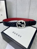 带宽4.0Cm Gucci 互扣式双G腰带，采用热压印技术的Gucci Signature皮革精制而成，巧妙搭配枣红色头层牛皮 触感厚实，印花图案清晰分明。五金